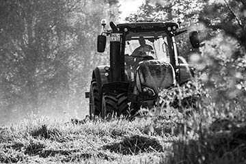 Traktor auf der Wiese